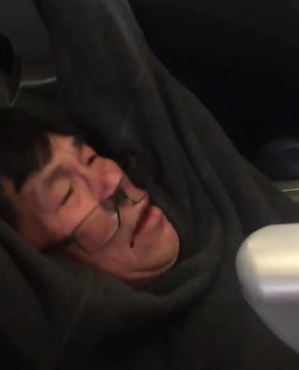 美联航强行拖拽华裔乘客完整视频